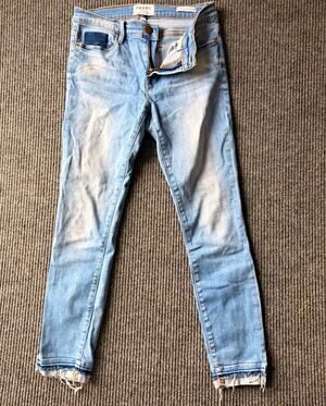 FRAME Le Skinny de Jeanne Crop Jeans Size 27 Light Wash Raw Frayed Hem